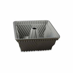 Forma na hranatú bábovku v tmavosivej farbe Nordic Ware Square, 2,4 l