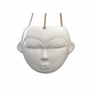 Biely závesný kvetináč PT LIVING Mask, výška 15,2 cm